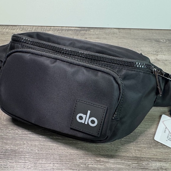❤️❤️❤️BNWT ALO Yoga Explorer Fanny- GREAT VDAY GIFT! REDUCED SHIPPING ❤️❤️❤️ - Picture 6 of 11